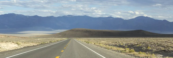 ルート50のパノラマ 山と乾燥した風景 ネバダ州を背景にしたアメリカで最も孤独な道路 アメリカ — ストック写真