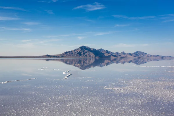 Bonneville Salt Flats International Speedway Mystisk Reflektion Ökenberg Solnedgångs Vatten — Stockfoto