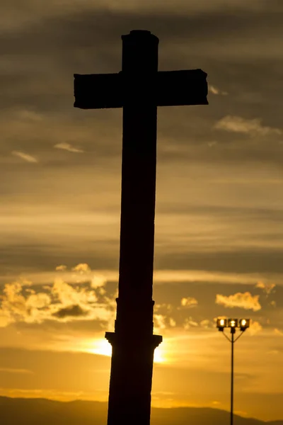 Warna Oranye Matahari Terbenam Dengan Siluet Salib Kristen Kota Chinchero — Stok Foto