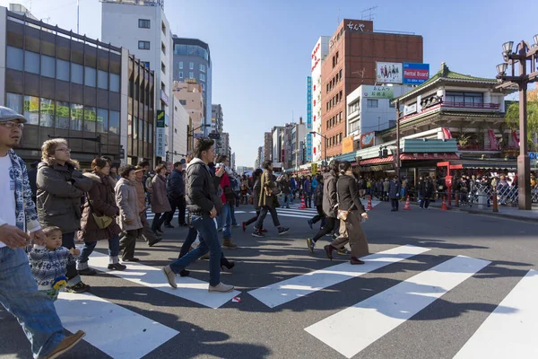 日本1月1日 新年前夕 大批日本人在街上走向朝冈寺 日本2013 — 图库照片