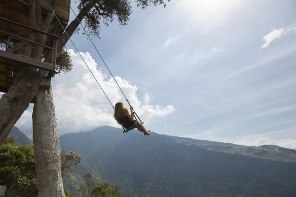 Banos Ecuador Feb Unidentified Young Woman Swinging Casa Del Arbol — Stock Photo, Image