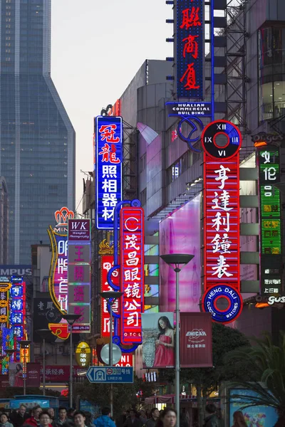 Shanghai Čína Dubna Značky Reklamní Cedule Ulicích Soumraku Pulzujícím Městě — Stock fotografie