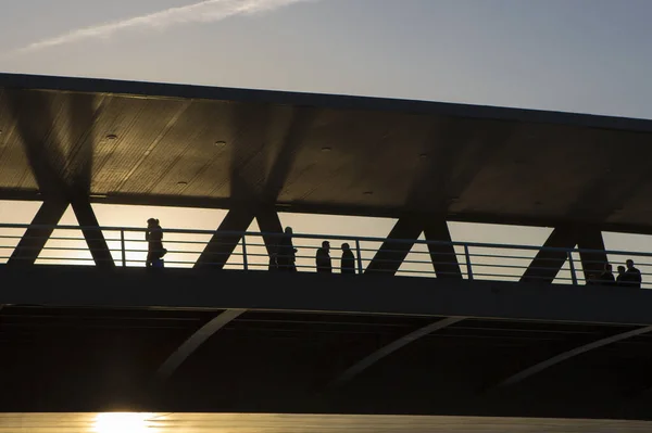 Emberek Hídon Naplementekor Bilbaóban — Stock Fotó