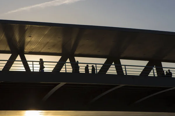 Personas Puente Durante Puesta Del Sol Bilbao — Foto de Stock