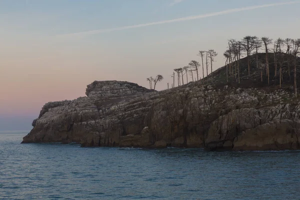 日没の終わりとレキティオバスク国のサンニコラ島の詳細 — ストック写真