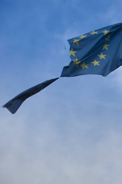 Zlomená Vlajka Evropské Unie Modré Nebe — Stock fotografie