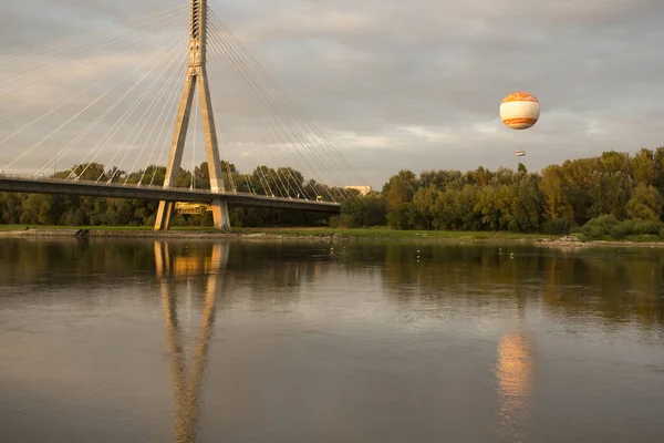 2013 Vistula 가로지르는 Swietokrzyski Bridge 바르샤바에 최초의 현대식 케이블 479 — 스톡 사진