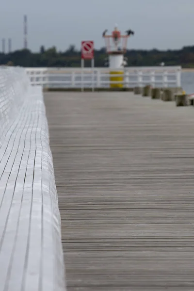 在波兰波罗的海靠近格但斯克的索布码头的白色的空长椅上 该码头长511 是欧洲最长的木制码头 — 图库照片