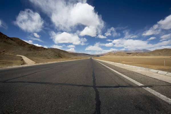 Estrada Amizade Tibete Com Vista Das Montanhas Estrada Ilusão Fantástica — Fotografia de Stock