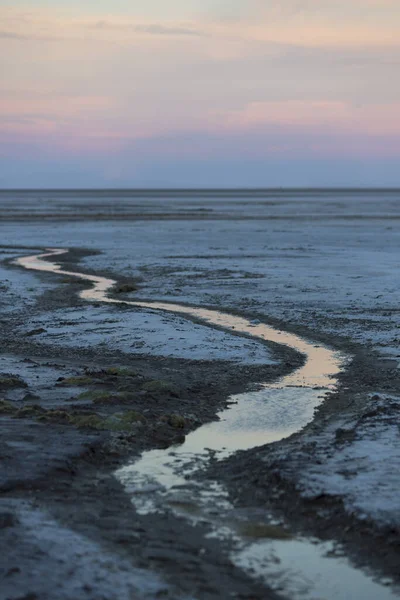 Sonnenuntergang Auf Dem Salar Von Uyuni Mit Winzigem Wasserfluss Und — Stockfoto