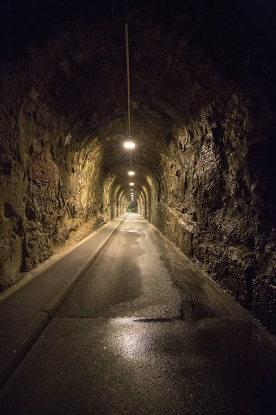 晚上在Biarritz的古旧隧道你看 G时间暴露 地面上的旧砖和湿气 — 图库照片