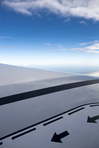 Ansicht Des Düsenflugzeugflügels Mit Kristallblauem Himmel Hintergrund Und Sicherheitsmarkern Wie — Stockfoto