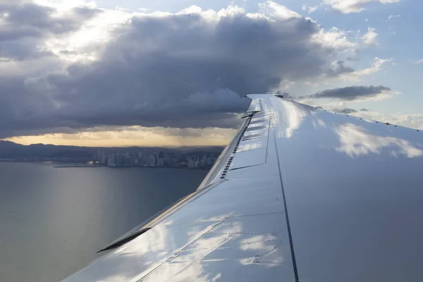 パナマの日没の光とパナマ市の湾とジェット飛行機の翼のビュー2013 — ストック写真