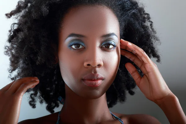 Jonge Afrikaanse Amerikaanse vrouw — Stockfoto