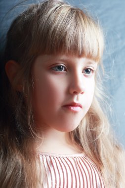 Şirin küçük kız. 