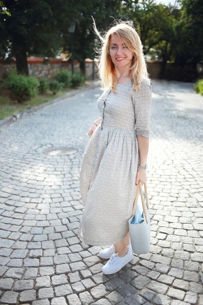 Beautiful woman walking — Stock Photo, Image