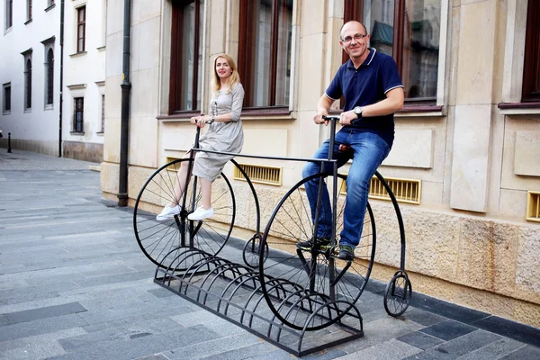Toeristen poseren op de metalen fiets — Stockfoto