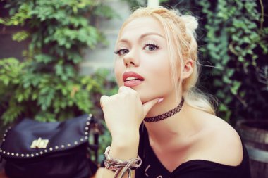 kafede oturan taze kız