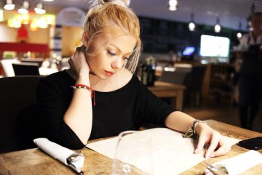 Menü ile güzel kadın