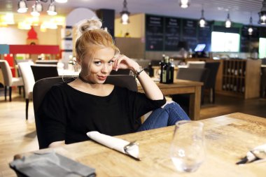 restoranda genç kadın 