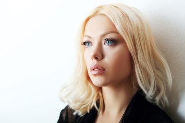 Genç sarışın kadın.