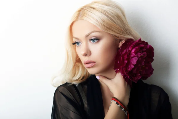 Mulher posando com flor — Fotografia de Stock