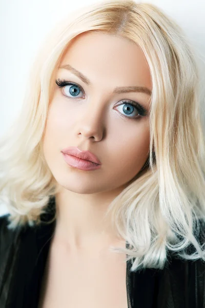 Блондинка с голубыми глазами — стоковое фото
