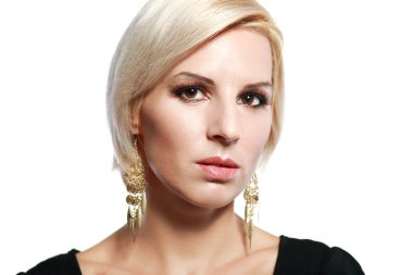 Genç sarışın kadın.