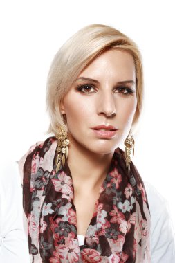 Genç sarışın kadın.