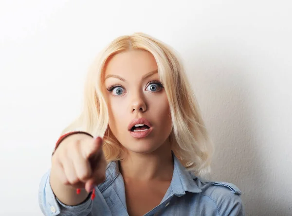 Surprised young woman — Stock Photo, Image