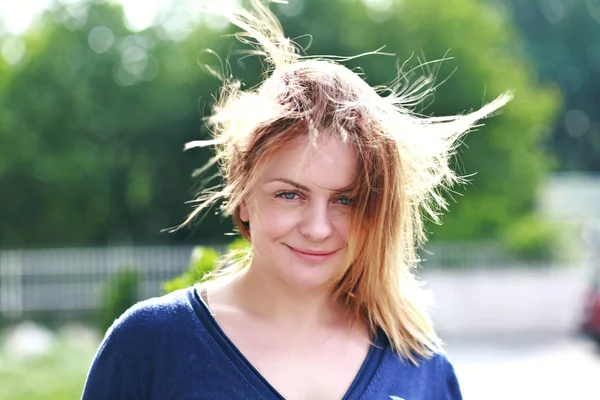 Mujer con el pelo que sopla — Foto de Stock