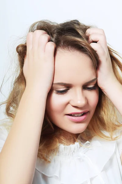 Adolescente chica con dolor de cabeza — Foto de Stock