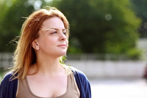 Mujer pensativa al aire libre — Foto de Stock