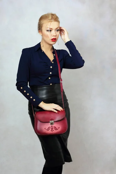 Vrouw met crossbody satchel tas — Stockfoto