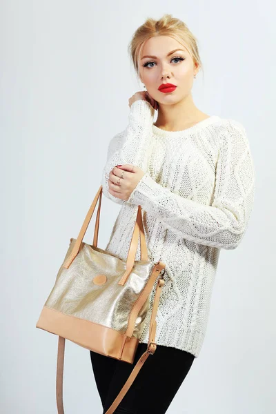 Modèle posant avec sac doré beige — Photo