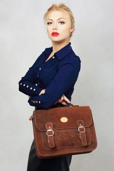 Mujer con bolso de la bolsa — Foto de Stock
