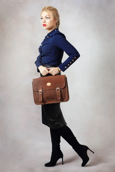 Mujer con bolso de la bolsa — Foto de Stock