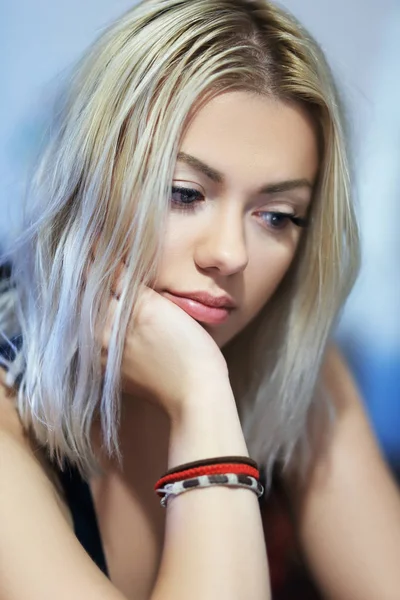 Thoughtful young woman — Stock Photo, Image