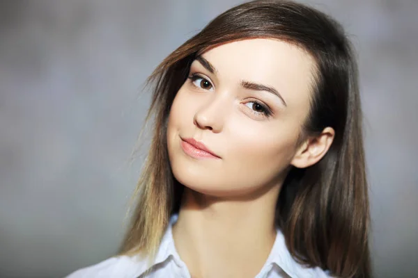 Aantrekkelijke jonge vrouw — Stockfoto