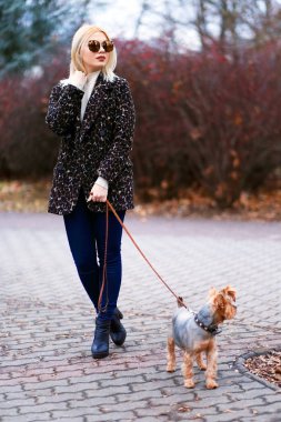 Köpeğiyle gezen kadın.