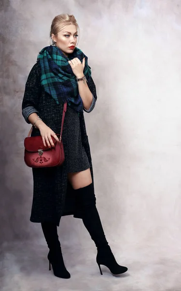 Jonge vrouw met sjaal — Stockfoto