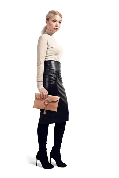 Mulher na moda jovem com bolsa — Fotografia de Stock