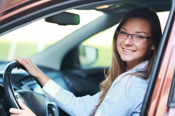 Mulher alegre no carro — Fotografia de Stock