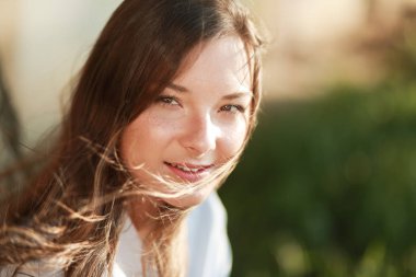 Genç, gülümseyen kadın