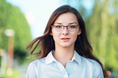 Genç, gülümseyen kadın