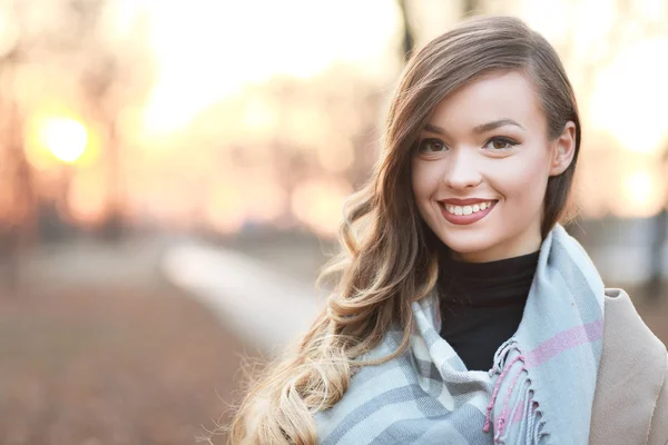 Menina elegante com cabelo comprido — Fotografia de Stock