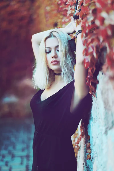 Красива блондинка жіноча модель — стокове фото