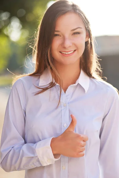 Jovem mulher mostrando polegares para cima — Fotografia de Stock
