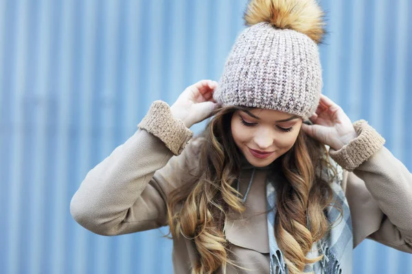 Joven rubia feliz sonriendo — Foto de Stock