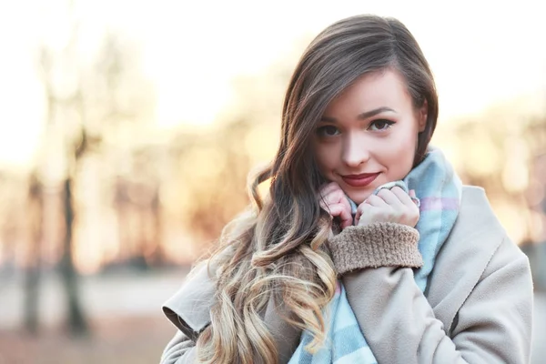 Menina elegante com cabelo comprido — Fotografia de Stock